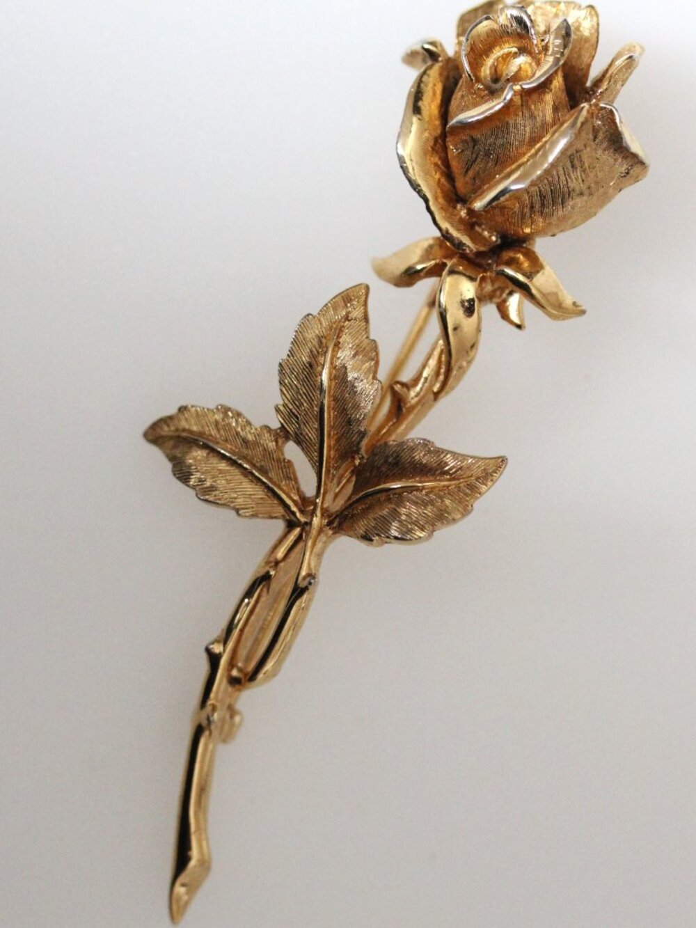 1950-S MARCEL BOUCHER VINTAGE GOLD TONE TEXTURED METAL ROSE BROOCH N7874P
